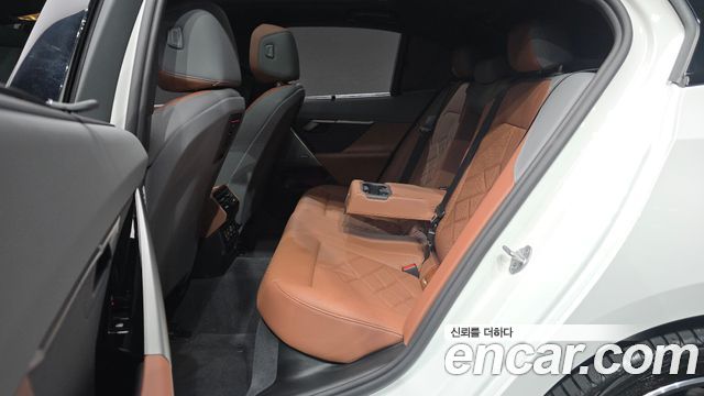 BMW 5-Series 2025 — photo 18