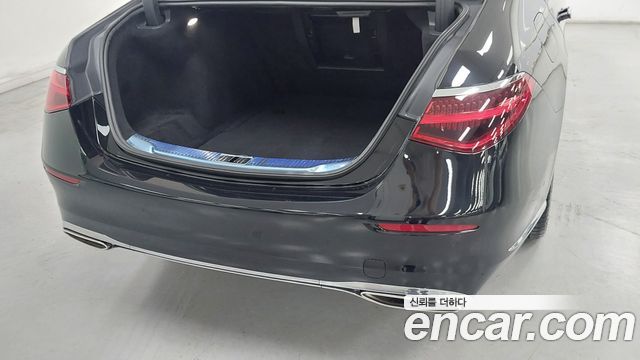Mercedes-Benz S-Class 2023 — photo 11