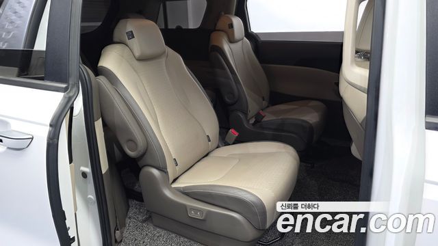 Kia Canival 2021 — photo 17
