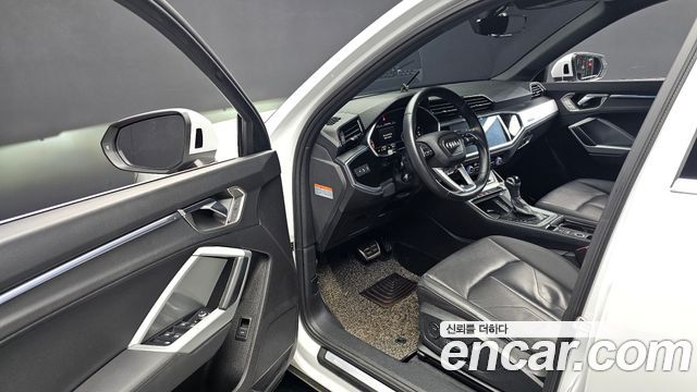 Audi Q3 2020 — photo 10