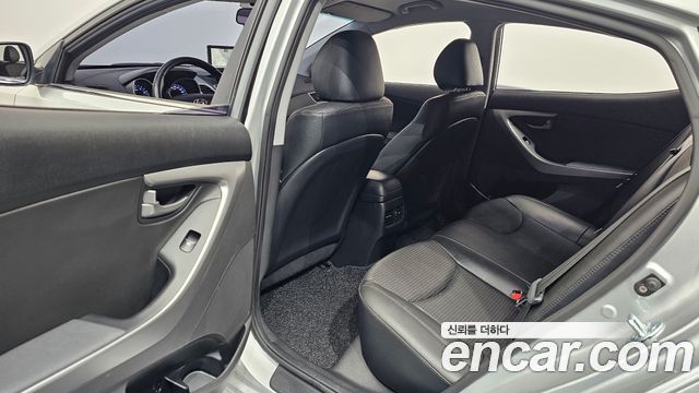 Hyundai AVANTE 2015 — photo 17