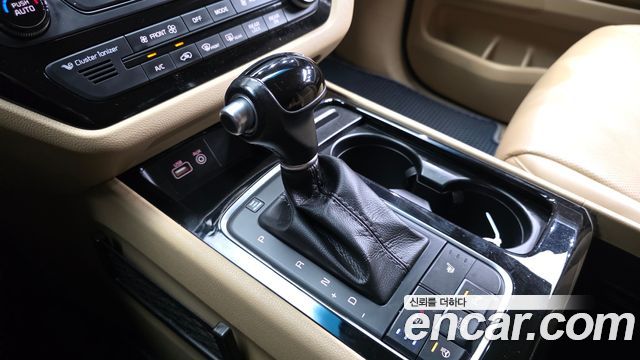Kia Canival 2015 — photo 12