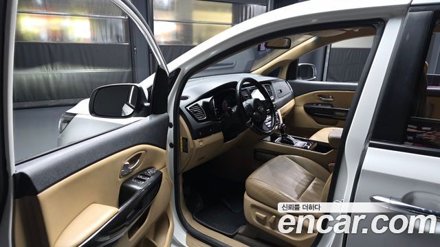 Kia Canival 2015 — photo 13