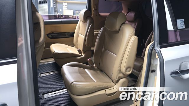Kia Canival 2015 — photo 18