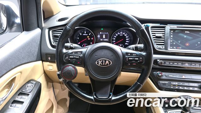 Kia Canival 2015 — photo 19
