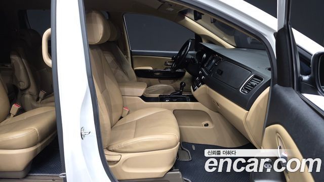 Kia Canival 2015 — photo 16