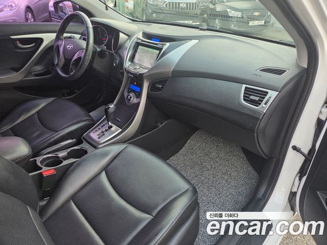 Hyundai AVANTE 2013 — photo 17