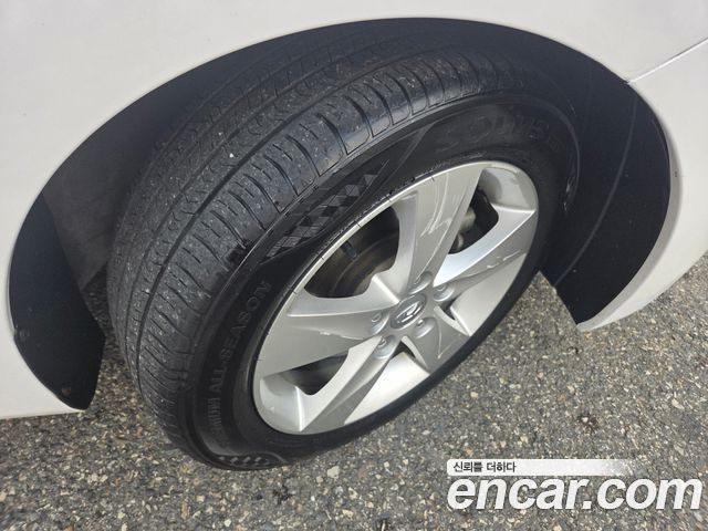 Hyundai AVANTE 2013 — photo 18
