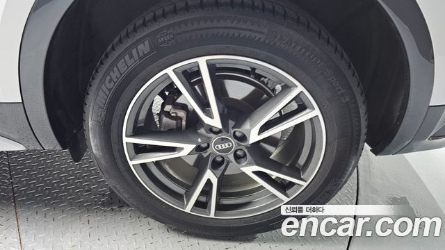 Audi Q5 2022 — photo 28