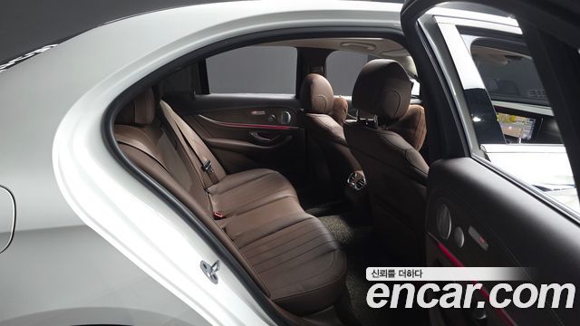 Mercedes-Benz E-Class 2018 — photo 18