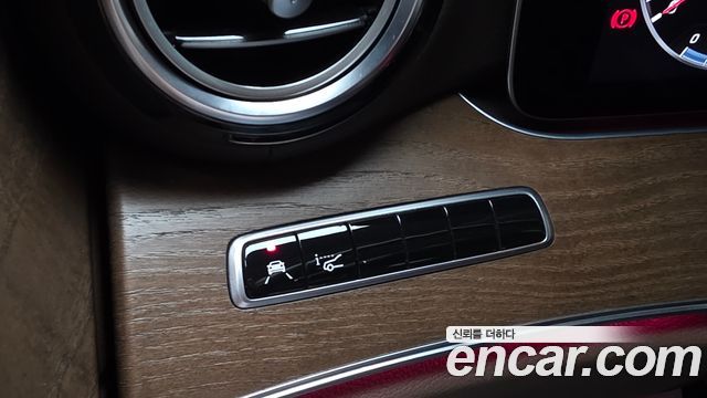 Mercedes-Benz E-Class 2018 — photo 24
