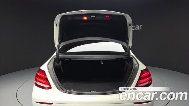 Mercedes-Benz E-Class 2018 — photo 25