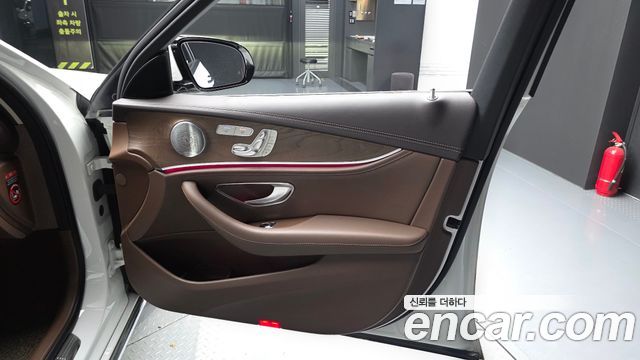 Mercedes-Benz E-Class 2018 — photo 14