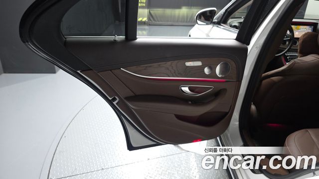 Mercedes-Benz E-Class 2018 — photo 15