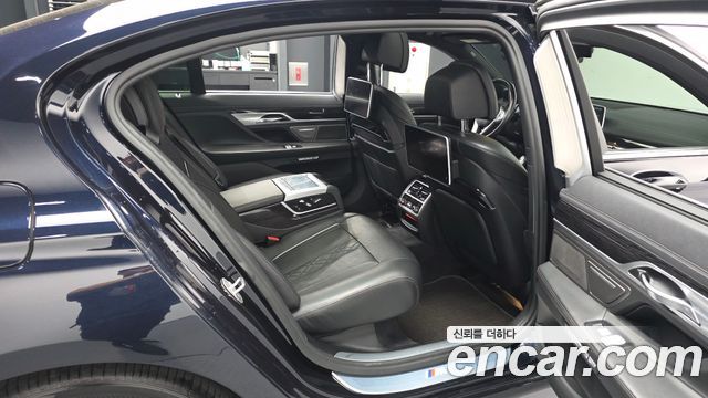 BMW 7-Series 2017 — photo 12
