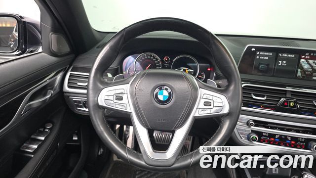 BMW 7-Series 2017 — photo 13