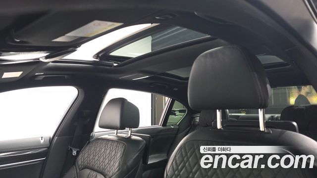 BMW 7-Series 2017 — photo 18