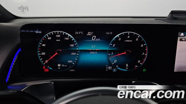 Mercedes-Benz GLB-Class 2021 — photo 11