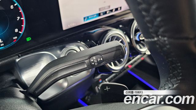 Mercedes-Benz GLB-Class 2021 — photo 12