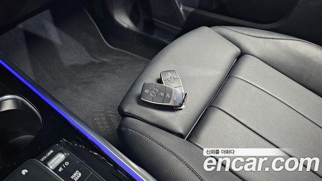 Mercedes-Benz GLB-Class 2021 — photo 21