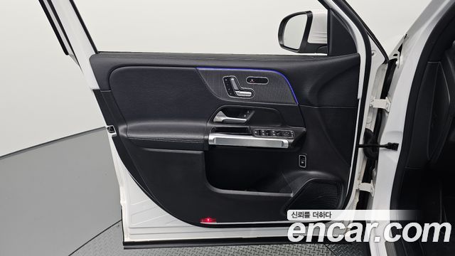 Mercedes-Benz GLB-Class 2021 — photo 14