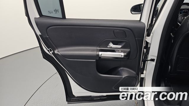 Mercedes-Benz GLB-Class 2021 — photo 15