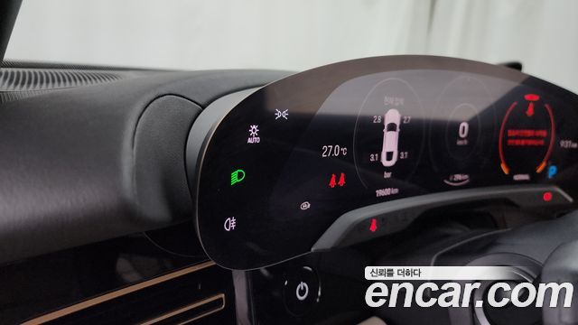Porsche Taycan 2023 — photo 17