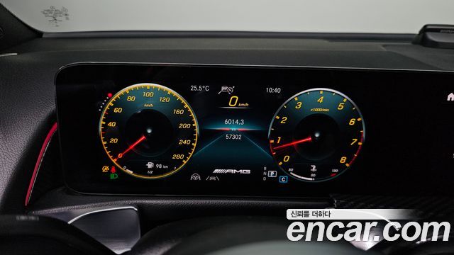 Mercedes-Benz GLB-Class 2021 — photo 11