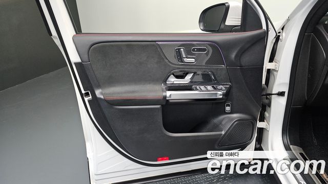 Mercedes-Benz GLB-Class 2021 — photo 14