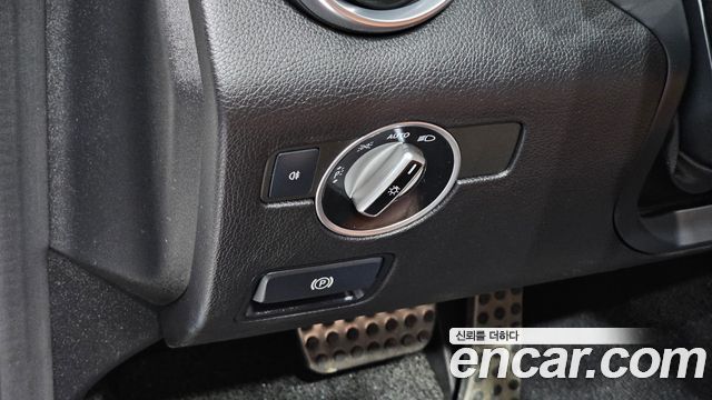 Mercedes-Benz SLC-Class 2019 — photo 18