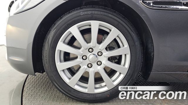 Jaguar XE 2016 — photo 5