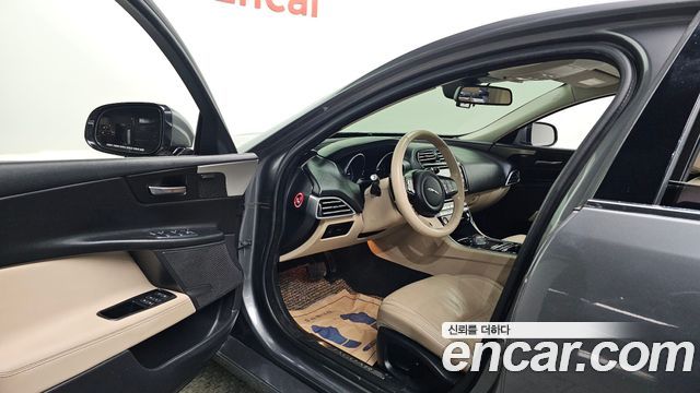 Jaguar XE 2016 — photo 10