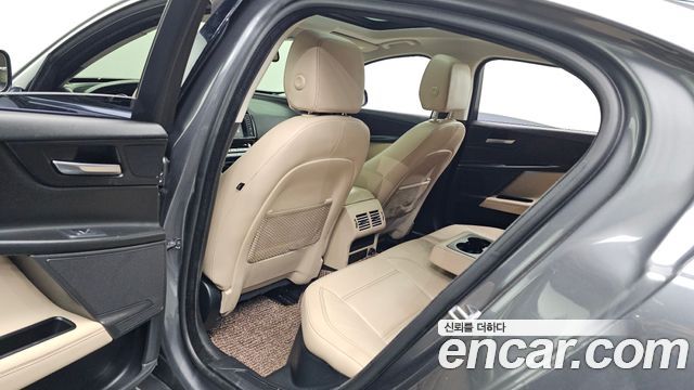 Jaguar XE 2016 — photo 11