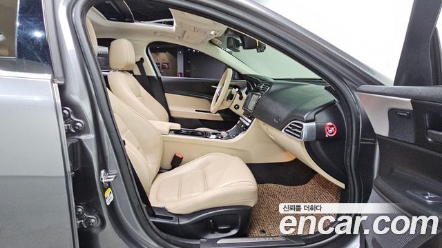 Jaguar XE 2016 — photo 12