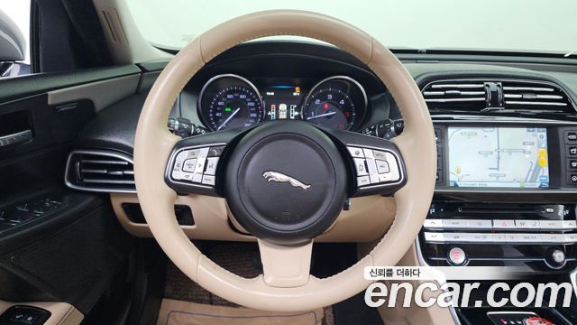 Jaguar XE 2016 — photo 14