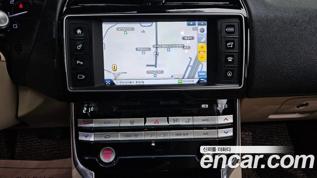 Jaguar XE 2016 — photo 16