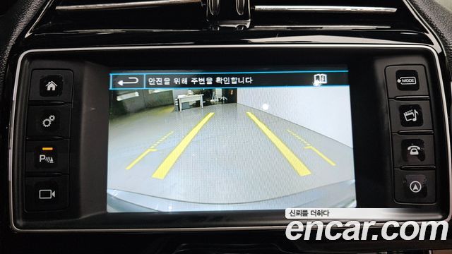 Jaguar XE 2016 — photo 17