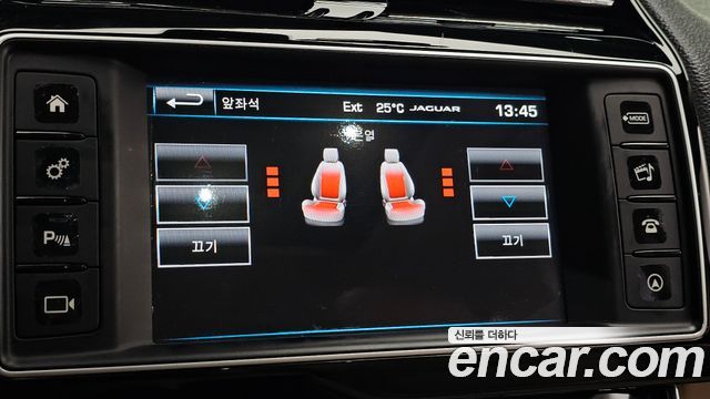 Jaguar XE 2016 — photo 18