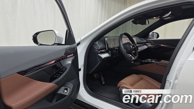 BMW 5-Series 2026 — photo 13
