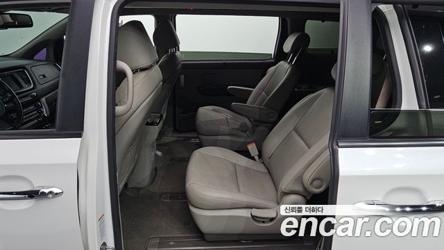 Kia Canival 2015 — photo 11