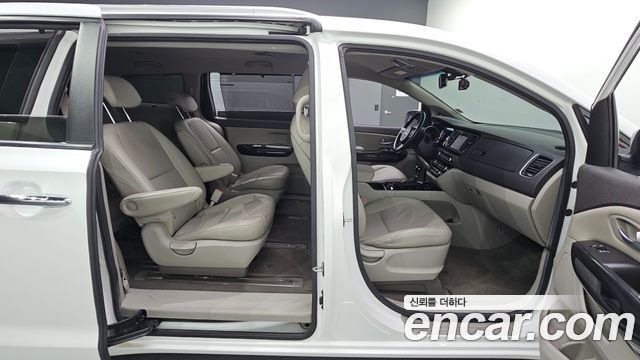 Kia Canival 2015 — photo 12
