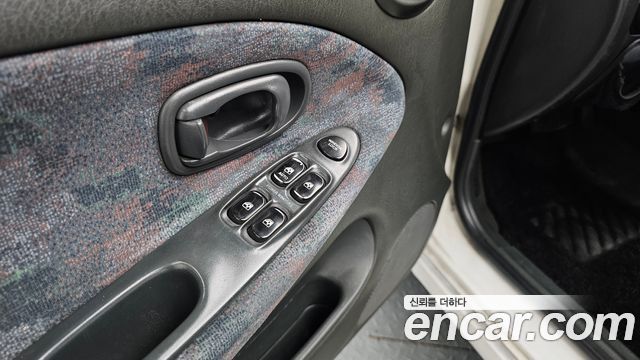 Hyundai AVANTE 1995 — photo 17