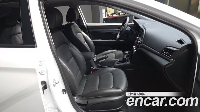 Hyundai AVANTE 2019 — photo 17