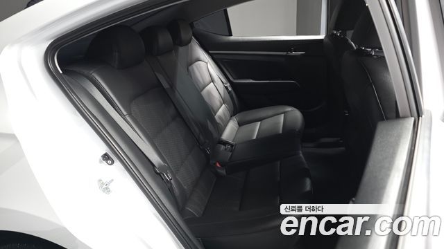 Hyundai AVANTE 2019 — photo 18