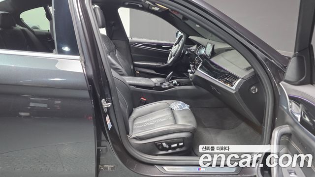 BMW 5-Series 2018 — photo 11