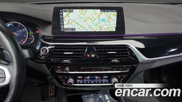 BMW 5-Series 2018 — photo 13