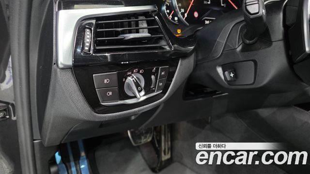 BMW 5-Series 2018 — photo 20