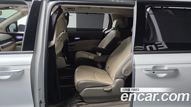 Kia Canival 2023 — photo 16