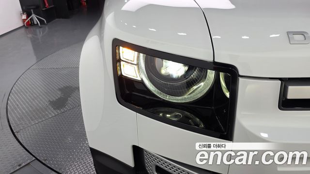 Land Rover Defender 2024 — photo 8