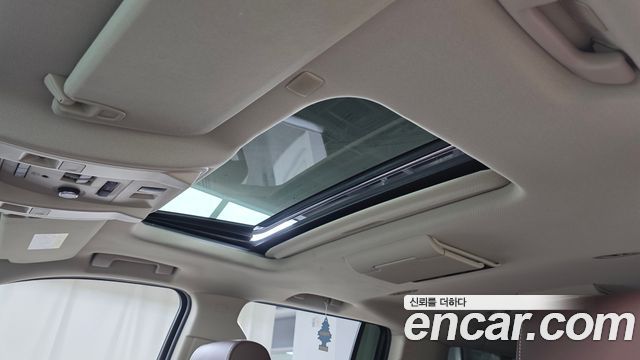 Chevrolet Surburban 2017 — photo 16